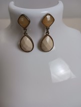 Cream Color Earrings Teardrop Pierced Dangle Gold Tone 1.5&quot; - $162.12 MXN