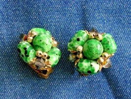 Elegant Green Art Glass Gold-tone Clip Earrings 1960s vintage 7/8&quot; - £9.80 GBP