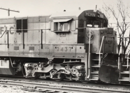 Union Pacific Railroad UP #2437 C30-7 Locomotive Train Photo West Chicago IL - £7.32 GBP