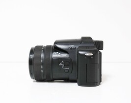 Panasonic LUMIX DMC-FZ30 8MP Digital Camera image 2