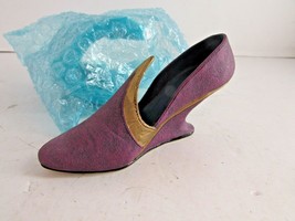 JUST THE RIGHT SHOE COLLECTIBLE PURPLE SLIP ON GOLD TRIM WEDGE HEEL NO BOX - $91.86 MXN