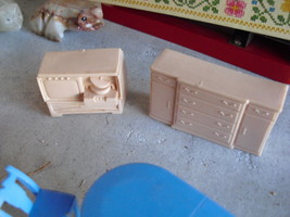 Lot of Vintage 1950s Tan Plastic Dollhouse Furniture - TV Radio and Cabinet - £13.49 GBP