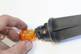 2006-2010 BMW E60 525i TURN SIGNAL PARKING LIGHT BULB R2616 image 6