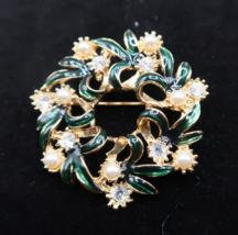 Vintage Wreath Brooch Pin Green Enamel Rhinestone Faux Pearl Goldtone - £9.83 GBP