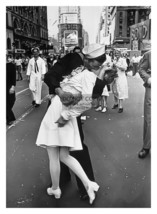 WW2 Victory Day Kiss In Times Square New York 1945 5X7 Photo - £6.80 GBP