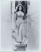 Raquel Welch busty in jumpsuit poses on pillar 8x10 photo - £9.48 GBP