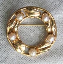 Elegant 5 Cultured Pearl Gold-tone Leaf Circle Brooch 1960s vintage - £11.17 GBP