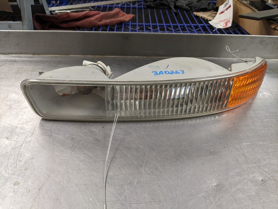 Right Turn Signal Assembly For 00-06 GMC Yukon XL 1500  5.3 - $25.94
