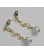 Vintage new old stock 80&#39;s gold tone faux pearl bead dangle earrings 1 3/8&quot; - $187.20 MXN