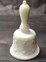 Vintage MOSSER GLASS Ohio 5.25&quot; Milk White DAISY &amp; BUTTON Bell With Clapper - $196.90 MXN