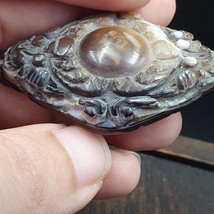 Ancien pendentif perles d&#39;agate sculptées tibétaines de l&#39;Himalaya en ar... - $2,627.46 MXN
