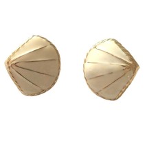 Seashell Enameled Earrings Ivory Scallops Shell Gold Tone 80s Coastal Co... - $11.99