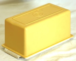 Tupperware Butter Dish Cheese Keeper Harvest Gold Almond 638-10 &amp; 639-12 - $313.52 MXN