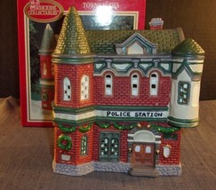 1995 DICKENS COLLECTIBLES TOWNE SERIES POLICE STATION CHRISTMAS PORCELAI... - $45.06 CAD