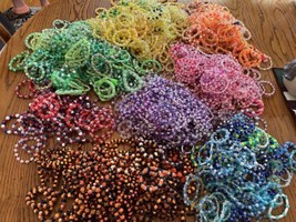 100 Children’s Plastic Beaded Bracelets Multicolored Random Lot Party Piñata￼ - £38.69 GBP