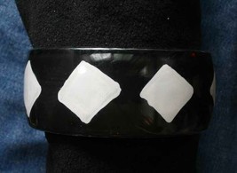 Mid Century Modern Reverse Painted Black &amp; White Bangle Bracelet 1970s v... - $11.66
