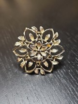 Vintage 1960s Sarah Coventry Gold Tone Floral Leaf Brooch Pin Signed - $475.82 MXN