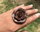 Anillo hecho a mano tallado con flor de rosa de madera de Kadamb, 35 mm ... - $17.17