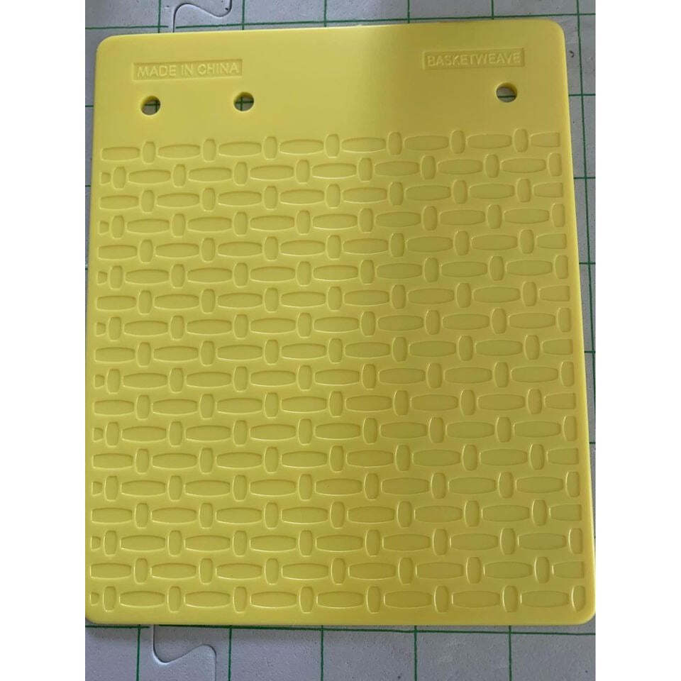 Scrapbooking Fiskars Basketweave &amp; Braids Embossing Plate - $6.34