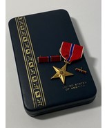 BRONZE STAR MEDAL, (BSM), RIBBON, LAPEL PIN, IN ORIGINAL ISSUE CASE, HAL... - $54.86 CAD