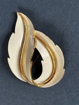 Vintage Trifari Signed White Enamel &amp; Goldtone Folded Leaf Brooch Pin – 2.25 x 1 - £10.34 GBP