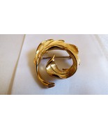Monet signed Gold tone pin brooch Leaf  Wreath style - £14.27 GBP