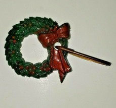 Vintage 1940&#39;s Christmas Wreath Hand Painted Jewelry Pin Brooch - £10.17 GBP