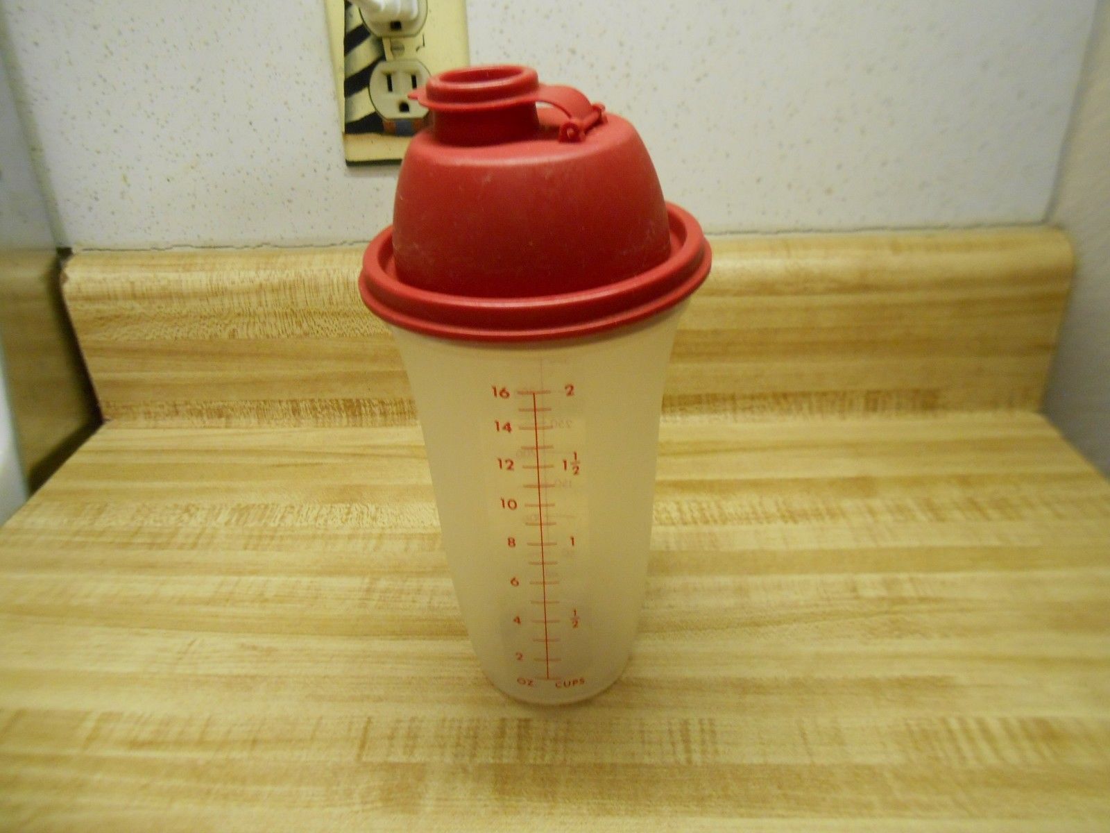 Primary image for red tupperware quick shake for mixing drinks, flour/gravy +