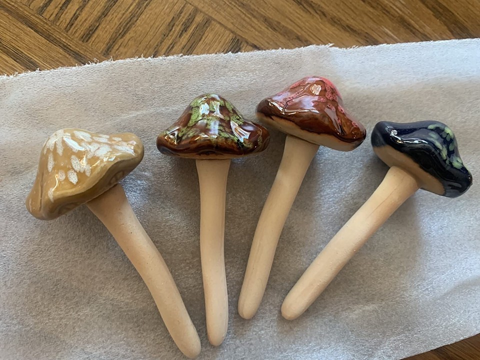 Danmu Garden Decor, 4pcs (Random Color) Ceramic Mushroom for Garden 4.52" in Item image 3