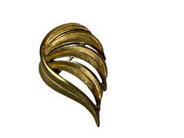Trifari Gold Tone Leaf Brooch Vintage Textured Abstract Openwork Pin - $18.00