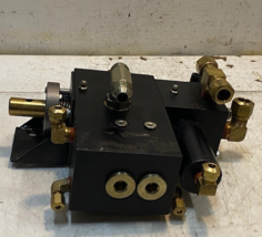 Hydraulic Semi-Trailer Master Valve 8&quot; L x 10&quot; W x 4-1/2&quot; H - $1,857.10 MXN