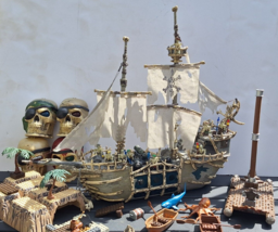 Mega Bloks 3680 Pirates Dread Eye&#39;s Phantom Ghost Ship and Skull Islands Lot - £156.04 GBP