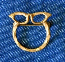Elegant Gold-tone Eye Glasses Holder Brooch 1960s vintage 1&quot; - £10.19 GBP