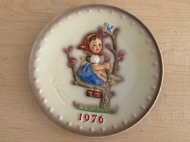 Vintage 1976 Goebel M.J. Hummell Annual Bas Relief Collector Plates~ TMK4 - £9.31 GBP