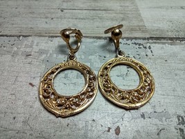 Vintage Gold Tone Round Filigree Dangle Clip On Earrings Ornate Design 3/4&quot; - £4.62 GBP