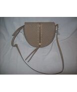 R &amp; Em Zippy Crossbody Purse - Taupe -NWT - $1,292.07 MXN