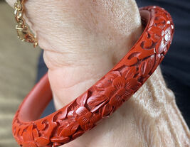 VINTAGE CHINESE EXPORT 10 mm DEEP CARVED LACQUER CINNABAR STYLE BANGLE ~... - $78.41