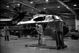 President Gerald Ford practices putting in Marine One hangar Photo Print - £7.03 GBP+