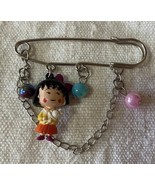 Animated style brooch, animated, silver, 7 cm in diameter, safety pin - $188.16 MXN