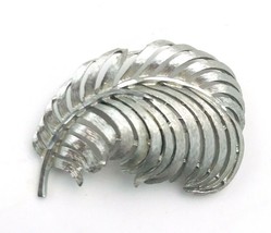 Vintage 60&#39;s Signed Capri Silver Tone Textured Leaf Feather Plume Brooch - £17.20 GBP