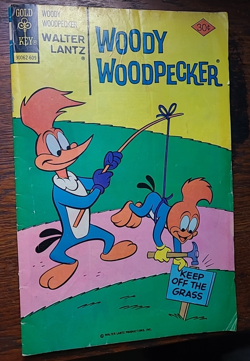 VTG Gold Key Woody Woodpecker Comic Book Keep Of Grass #153 1976 - $8.99