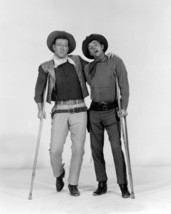 El Dorado 8x10 Photo Full Length John Wayne Robert Mitchum on crutches - £6.36 GBP