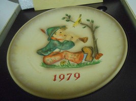 NIB M. J. Hummel 1979 Annual Plate in bas relief Goebel hum 272 &quot;Singing Lesson&quot; - £9.60 GBP