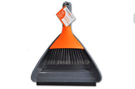 Casabella Dustpan Set Medium Graphite and Orange - $371.49 MXN