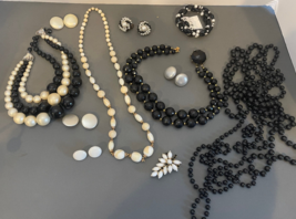 VTG 1950-1980s Black &amp; White Beads  Earrings, Brooch, Necklace and Brace... - €9,75 EUR