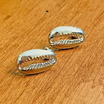 New Cowrie Shell Earrings Silver Tone Stud Earrings Ocean Nautical Beach - $13.86 CAD
