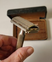 VTG Gillette Razor in Original Case image 3