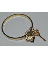 tutti frutti Signed Gold Tone Bangle Bracelet w/ Heart and Key Charms - €11,90 EUR