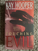 Kay Hooper TOUCHING EVIL Maggie Barnes Seattle Great Cover Photo - $2.96