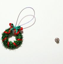 SCRATCH n DENT Green Christmas Wreath Red Ribbon g7356 Dollhouse Miniature - £2.80 GBP